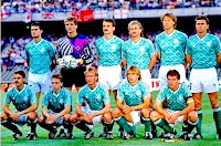 SELECCIÓN DE LA REPÚBLICA FEDERAL DE ALEMANIA. Temporada 1989-90. Berthold, Illgner, Kohler, Voeller, Buchwald, Augenthaler. Olaf Thon, Hassler, Brehme, Klinsmann y Matthaus. SELECCIÓN DE REPÚBLICA FEDERAL DE ALEMANIA 1 SELECCIÓN DE INGLATERRA 1. En los penaltis: ALEMANIA FEDERAL 4 INGLATERRA 3. Miércoles, 04/07/1990, 20:00 horas. XIV edición de la Copa del Mundo de Fútbol Italia 1990, semifinal. Turín, Italia, estadio delle Alpi: 62.628 espectadores. Árbitro: José Roberto Wright, Brasil. Seleccionadores: Alemania: Franz Beckenbauer. Inglaterra: Bobby Robson. GOLES: 1-0: 60’, Andres Brehme. 1-1: 80’, Gary Lineker. PENALTIS: 0-1: Gary Lineker, gol. 1-1: Andreas Brehme, gol. 2-1: Peter Beardsley, gol. 2-2: Lothar Matthaus, gol. 3-2: David Platt, gol. 3-3: Karlheinz Riedle, gol. 3-3: Stuart Pearce, para Bodo Illgner. 3-4: Olaf Thon, gol. 3-4: Chris Waddle, fuera.