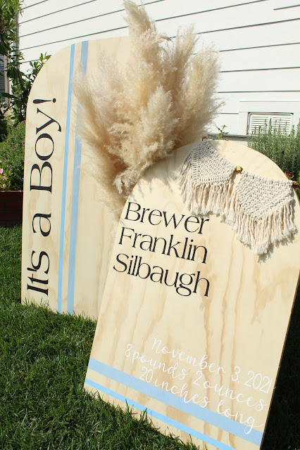 You don't want to miss this DIY Modern Birth Announcement Yard Sign with Cricut!