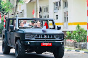 Prabowo Dan Gibran Mendatangi Kantor Menaik Mobil Maung Buatan Indonesia 