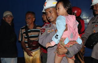 Sungai Cimanuk Meluap Sat Brimob Polda Jabar Evakuasi Warga Terdampak Banjir di Desa Cimacan