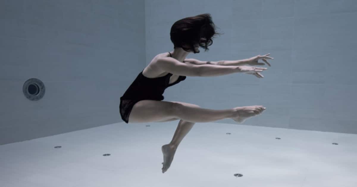 Artist Performs Jaw-Dropping Underwater Choreography Holding Her Breath For 6 Whole Minutes In The World's Deepest Pool