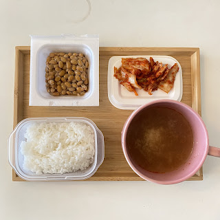 納豆とキムチと味噌汁とごはん