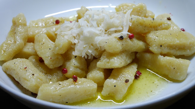 Frische selbstgemacht Gnocchis mit brauner Butter und Parmesankäse