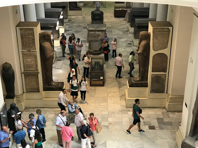 foto do salão de entrada - térreo do Museu Egípcio Antigo