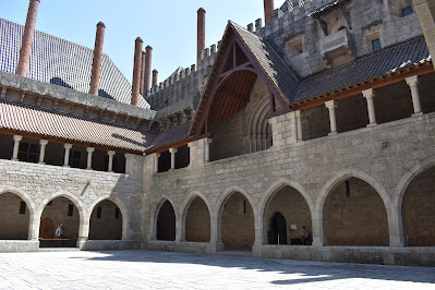 Pátio interior do Paço dos Duques de Bragança em Guimarães