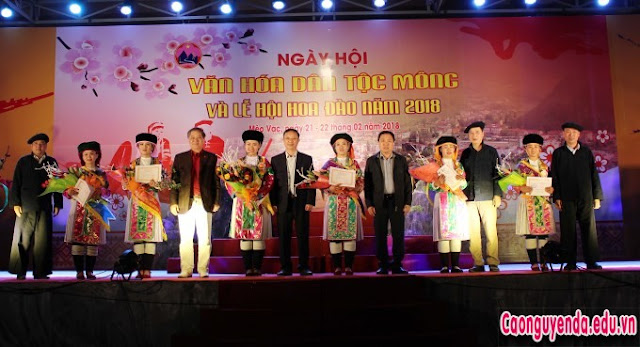 Lãnh đạo tỉnh Hà Giang trao quà cho các thí sinh tham gia ngày Hội.