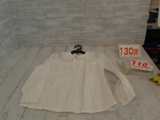 中古品　子供服　１３０ｃｍ　ホワイト　ブラウス　１１０円