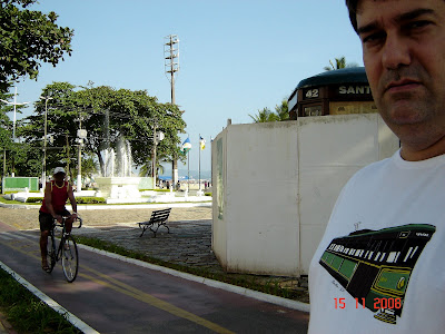 Emilio Pechini veste a camiseta do Bonde em frente ao bonde em obras