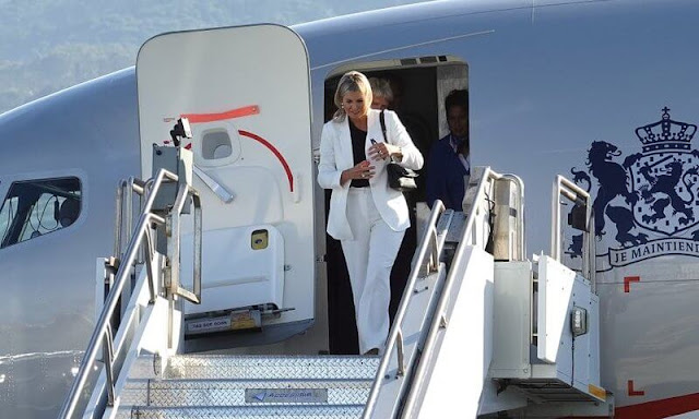 Queen Maxima wore a white linen plain blazer by Massimo Dutti, and linen straight trousers by same brand. Gianvito Rossi pumps