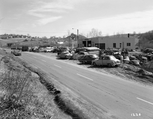 Fotografías de antiguos desguaces y cementerios de coches en los años 40 y 50