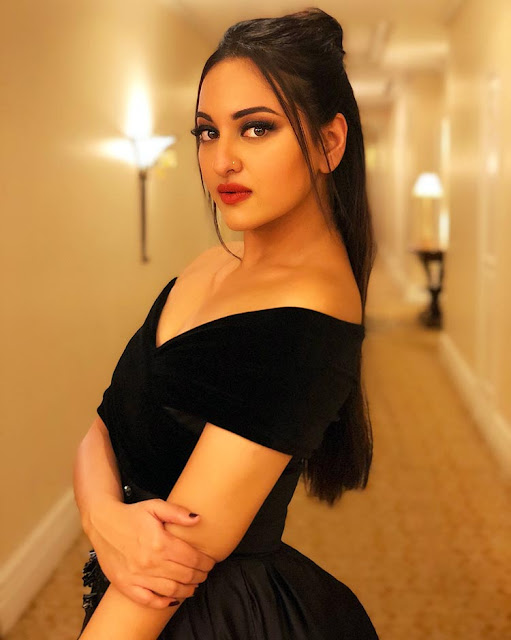 31 Unseen Sexy Pics of Sonakshi Sinha - Cleavage show, Boobs, Thighs, Back, Navel - Actress Full Body Scan