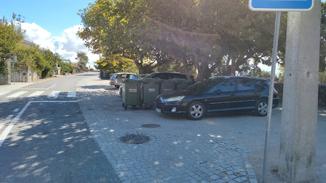 Parque de estacionamento á sombra