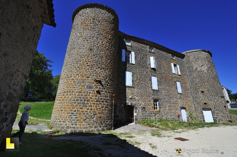 Valérie Blachier devant le château de Berzème photo Pascal Blachier au delà du cliché