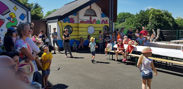 Inauguration de la nouvelle cour de récréation peinte par Ben Heine avec et pour les élèves et présentation du nouveau projet pédagogique de l'Ecole Communale d'Eprave en présence de Madame la Bourgmestre de Rochefort Corine Mullens,