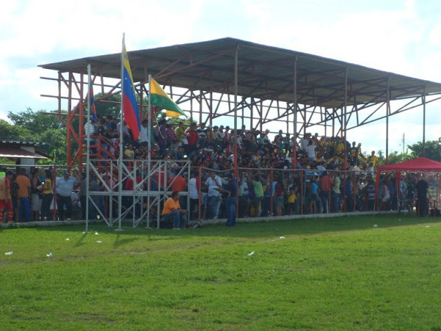 Mal estado y pésimas condiciones el estadio de fútbol; José Rigoberto Neiva (Morrones) en Guasdualito. Alto Apure.-