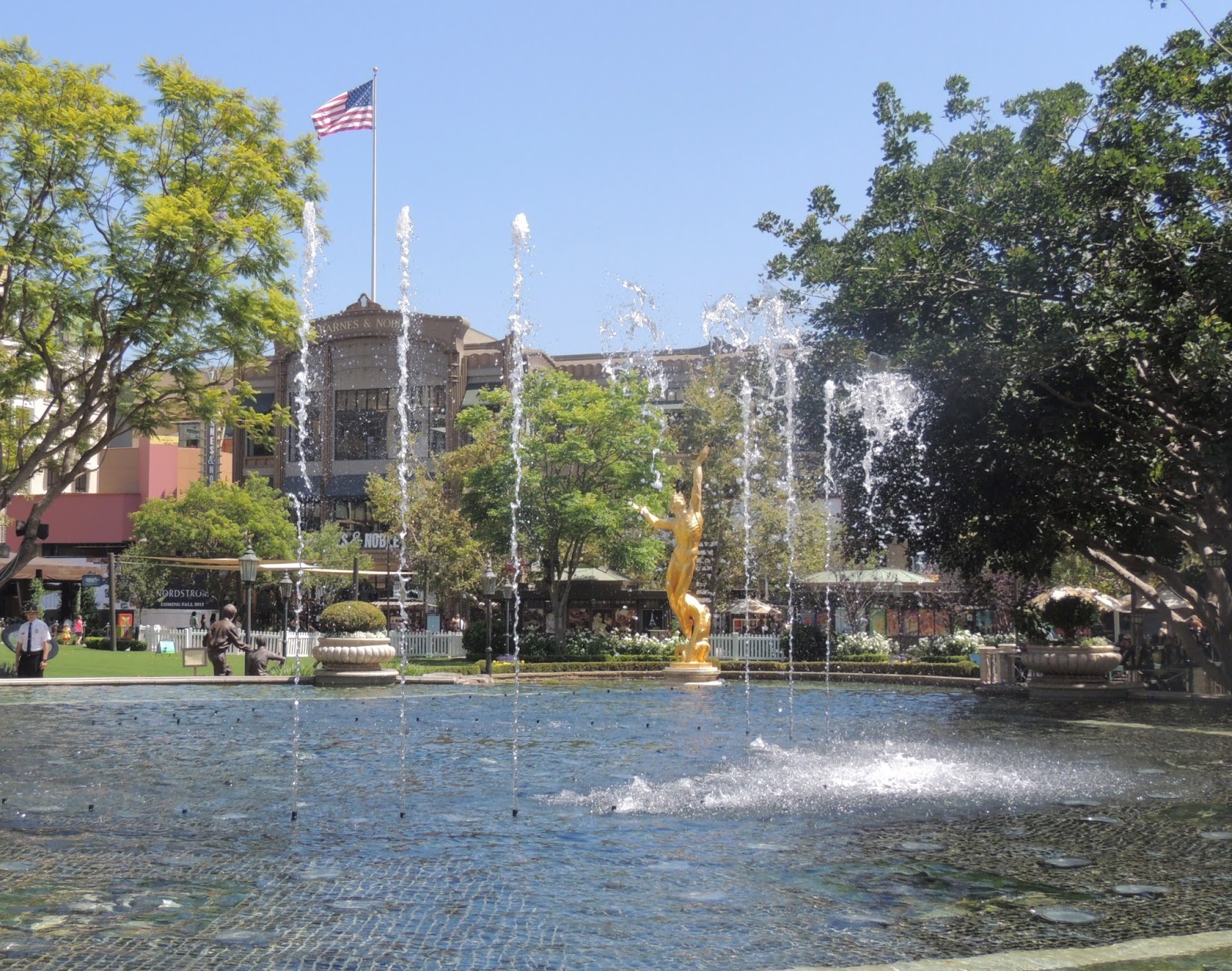 1000 HIKES 1000 DAYS by JEREMY JACOBUS: Day 949: Glendale Galleria