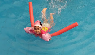 niña nadando - portriplepartida.blogspot.com