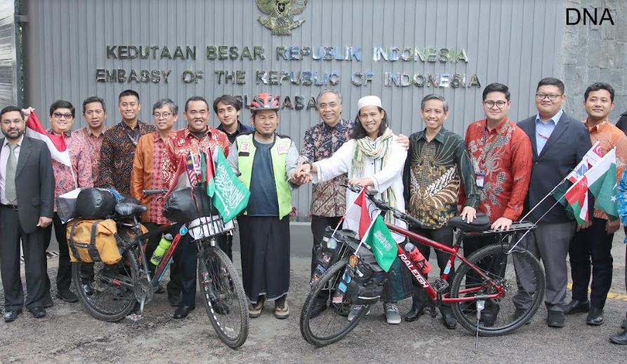 Indonesian ambassador bids farewell to cyclists