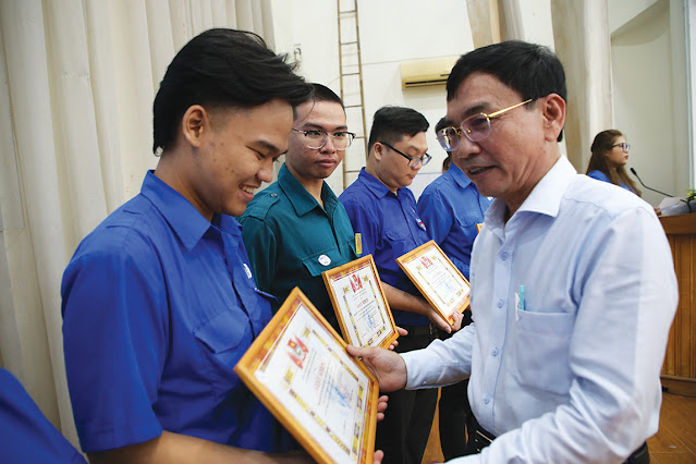 Đồng chí Nguyễn Văn Cảnh trao giấy khen cho các cá nhân  có thành tích xuất sắc trong Tháng thanh niên. (Ảnh: TC)