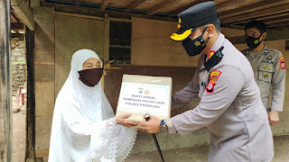 Jum'at Berkah Ramadan, Kapolres Melalui Program Enrekang Police Care (EPC) Berikan Bantuan Kepada 2 Warga
