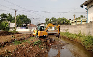 Satgas Citarum Harum Sektor 4 Sub 2 dipimpin  Serma Bubun Fokus  Melaksanakan Pengawasan Pengangkatan Sedimentasi  di Sungai Cidawolong RT 02/RW 05.Desa Biru.kec. Majalaya