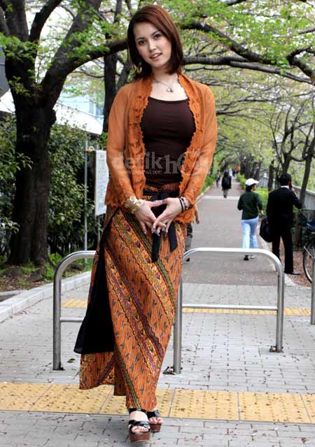 Si Cantik Maria Ozawa in Batik 01