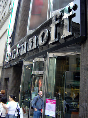 Fortunoff, Fifth Avenue, New York, New York. Photographed 4/28/07.