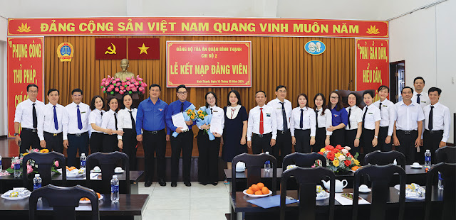 Cán bộ, công chức Chi bộ 2 tặng hoa chúc mừng  đảng viên mới. (Ảnh: MD)