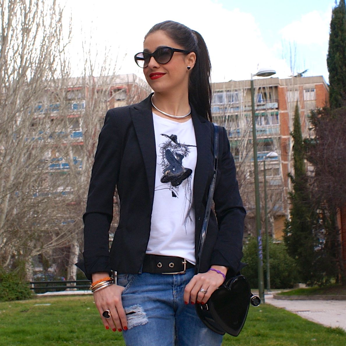 LaCaprichossa - fashion blogger - street style - boyfriend jeans - camiseta roberto verino - lentejuelas - pulseras cruciani - pendientes TOUS - bolso corazon 