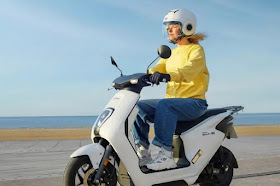 2023 - Honda EM 1 e Scooter Listik Terbaru Yang Diluncurkan Dengan Desain yang Sederhana dan Slim