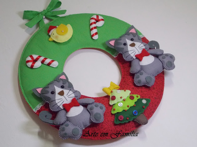 Guirlanda confeccionada em tecido de algodão com gatinhos em feltro. Detalhes com laços e botões.  Uma linda opção de decoração para a entrada da casa nesse Natal, ou também para presentear com uma peça totalmente feita à mão.