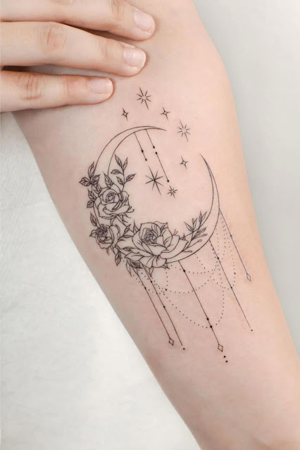 30 inspirações de tatuagens de lua para mulheres