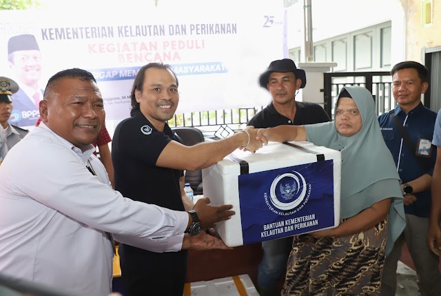 KKP Salurkan Bantuan Pangan ke Korban Banjir Longsor di Sumatera Barat