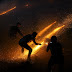  Χίος: Υπό αυξημένα μέτρα ασφαλείας τηρήθηκε το εντυπωσιακό έθιμο του ρουκετοπόλεμου στο Βροντάδο