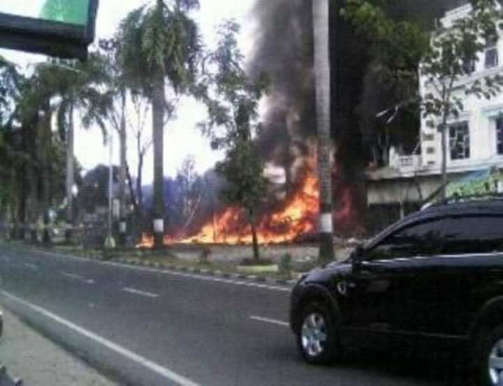 Fotofoto Pesawat hercules Jatuh di Medan Padang Bulan