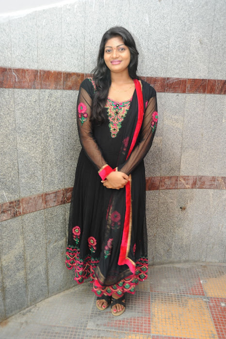 sowmya actress pics