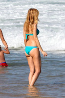 Heather Graham hot bikini body