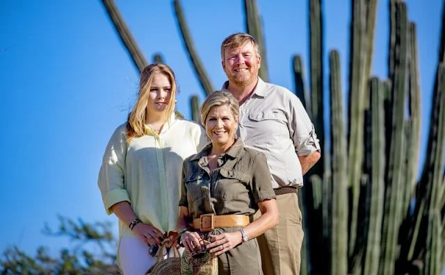 Queen Maxima wore a belted army green jumpsuit by Frame. Princess Amalia wore a light yellow oversized linen shirt by Zara