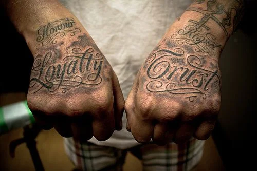 tatuajes para hombres de letras