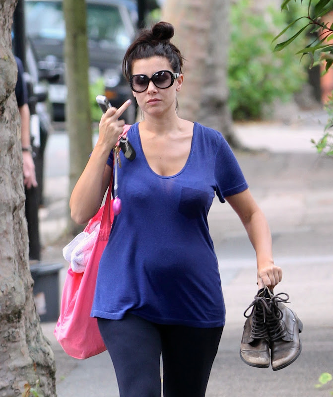 Imogen Thomas shows middle finger to the paps