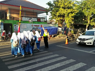 Lakukan Yanmas Pagi, Petugas Juga Membantu Penyebrangan SIswa Yang Berangkat Ke Sekolah