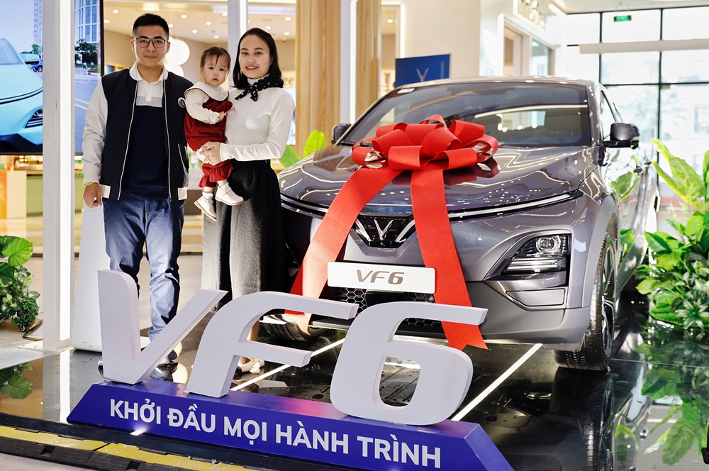 VinFast bàn giao lô xe VF 6 đầu tiên cho khách hàng