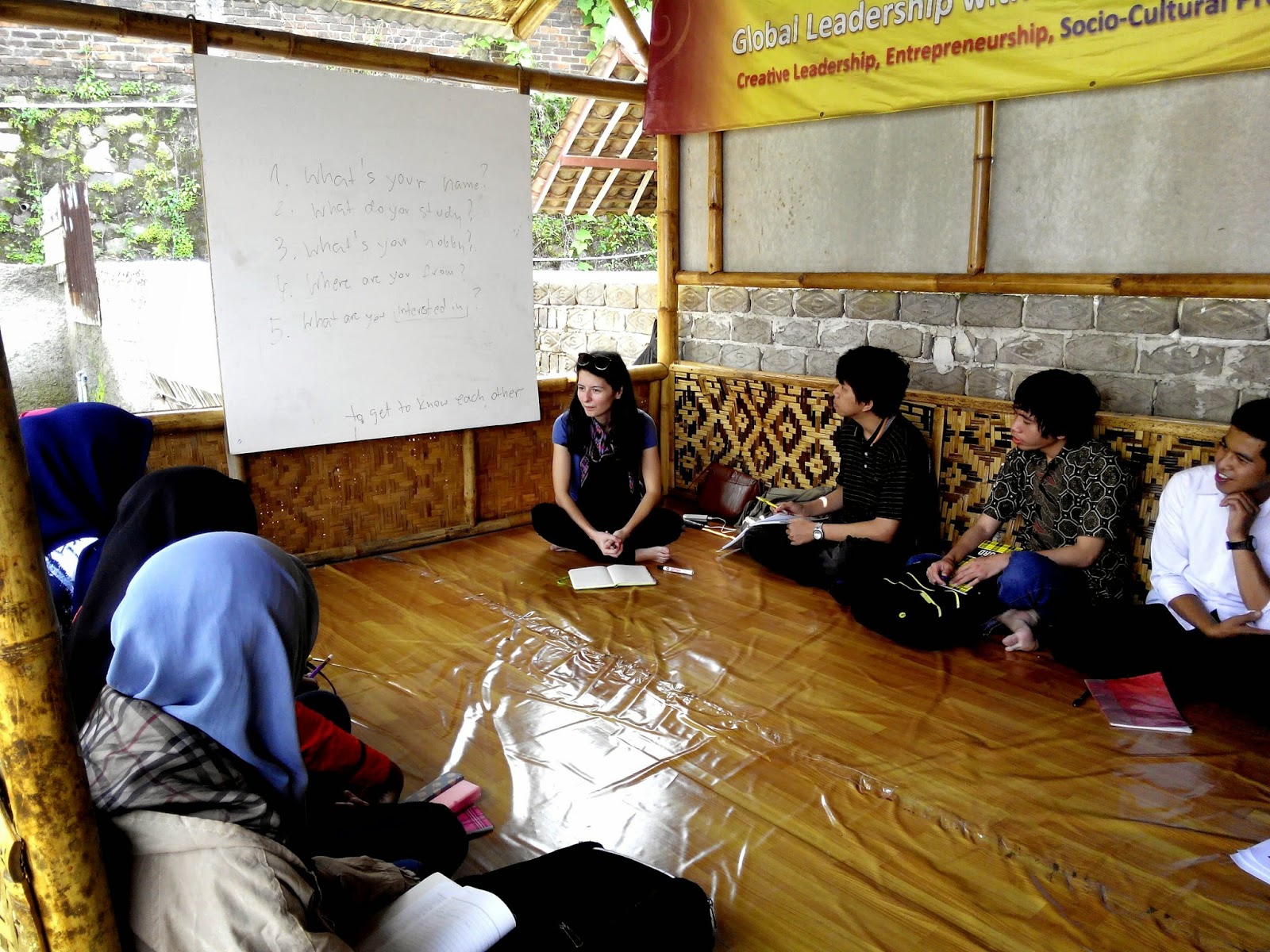 Detailnya Saung Inggris dekat Kampus UPI Setiabudhi Bandung WA