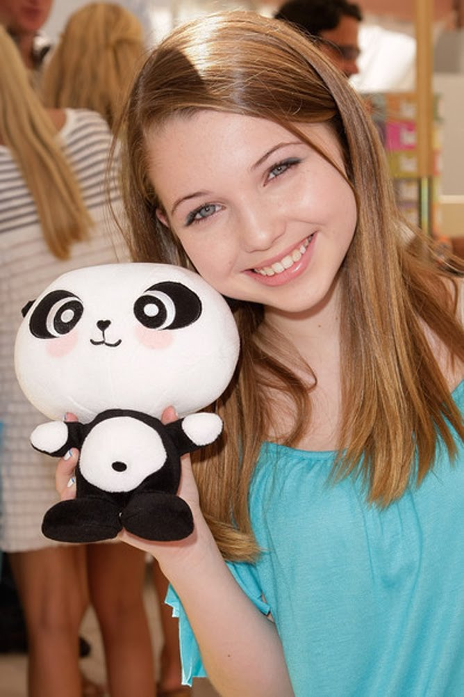 Sammi Hanratty show a lil love to lil'panda Posted by lil'panda at 133 PM