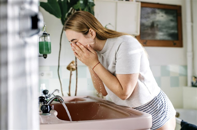 4 Manfaat Penting Cuci Muka sebelum Tidur