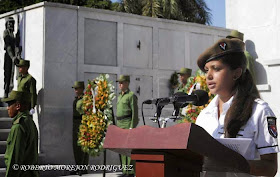 Ana Laura Calle Pérez, nieta de Wilfredo Pérez, piloto del avión de Cubana de Aviación saboteado en Barbados en 1976, interviene durante la conmemoración del Día de las Víctimas del Terrorismo de Estado, realizada ante el Panteón de las Fuerzas Armadas Revolucionarias, en el Cementerio Colón, en La Habana, Cuba, durante el 6 de octubre de 2014.