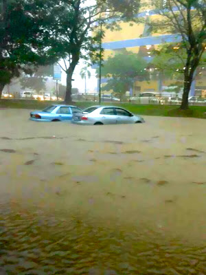  Gambar  suasana  banjir yang melanda di Pantai  Timur Cg Azmi