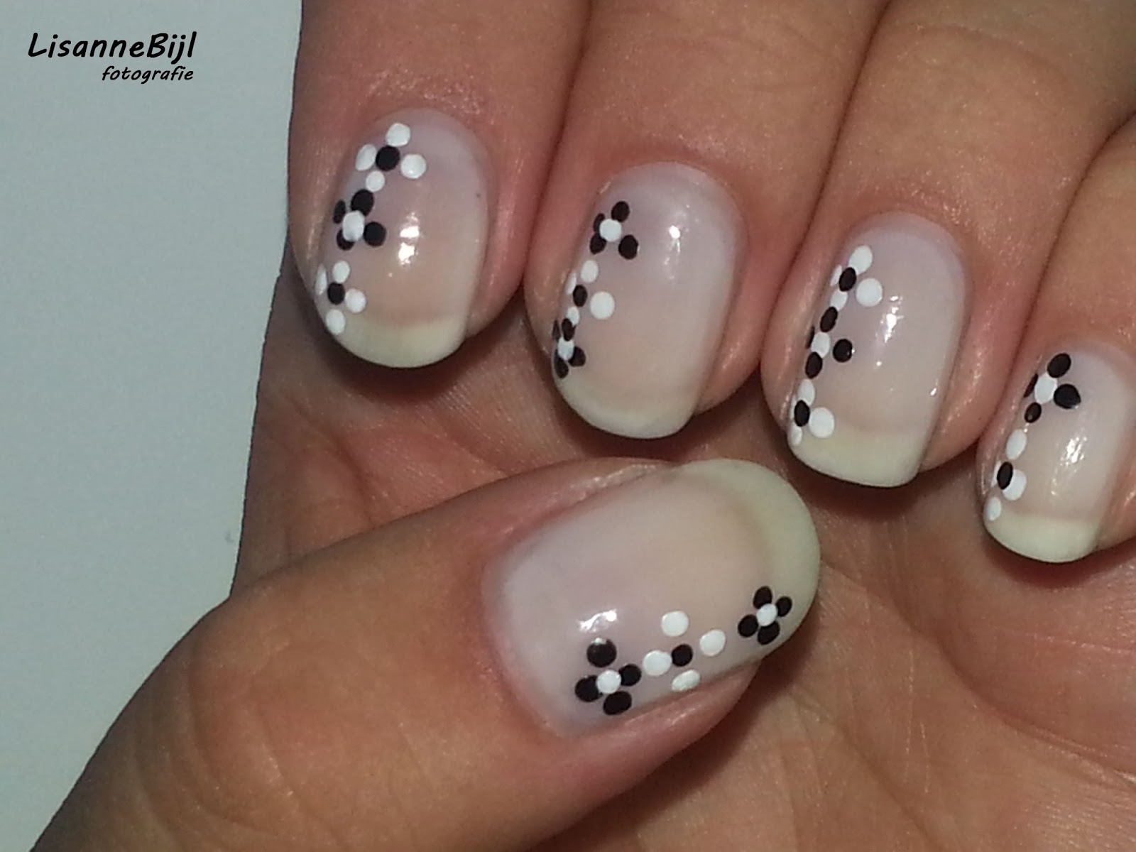 http://www.livelovelisanne.blogspot.nl/2013/09/nail-challenge-14.html