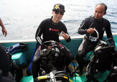 Jorge Lorenzo diving and sailing Photo in the most beautifull undersea park in Indonesia 