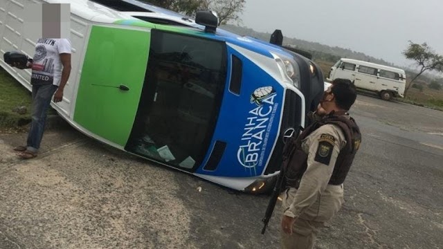 Van de transporte alternativo tomba em Porto de Sauípe